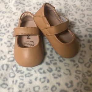 Mowoii Sz 2c tan leather Mary Janes nwob